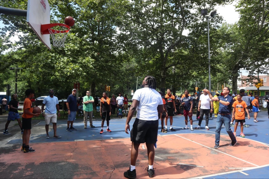 Josh Shapiro plays basketball with a group of young people.